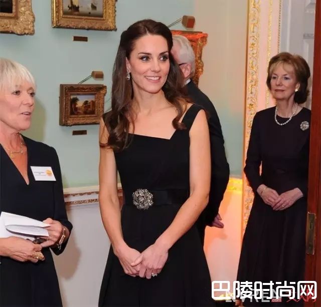 名人爱穿Preen_UGG变成仙女鞋了?居然还能配礼服裙穿