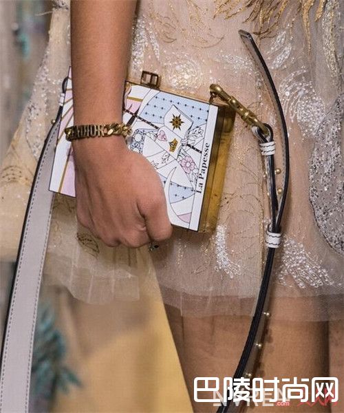 Dior Tarot Clutch Bag简介_2017年流行什么包包?最值得下手的三款包包是什么?