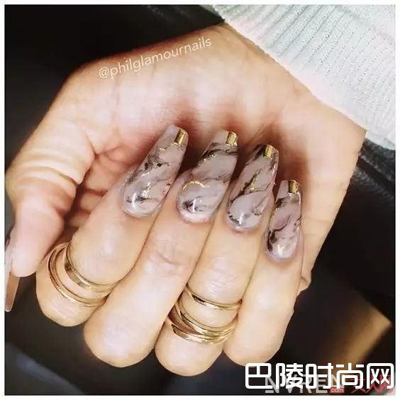 大理石元素美甲_十大春季流行美甲，快来为你的指甲换新装！