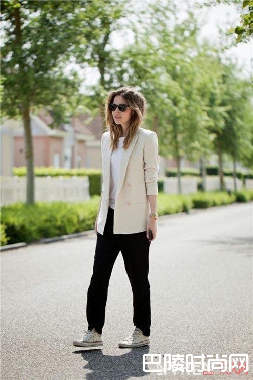 白色T恤搭配什么好_春季内搭:白色T恤怎么搭配才更时尚?街拍达人告诉你答案