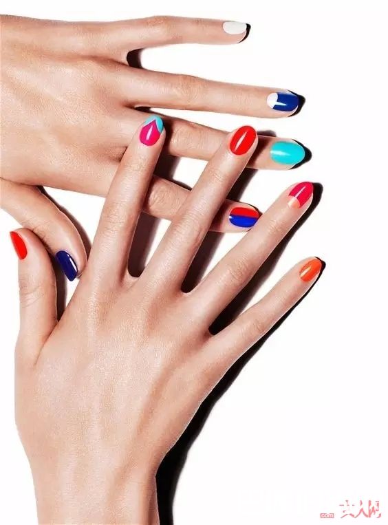 几何拼接元素美甲_十大春季流行美甲，快来为你的指甲换新装！