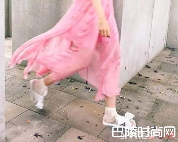 ugg凉拖配仙女裙_UGG变成仙女鞋了？居然还能配礼服裙穿