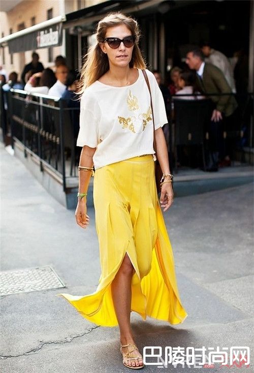 白Tee搭配什么更有型_春季内搭:白色T恤怎么搭配才更时尚?街拍达人告诉你答案