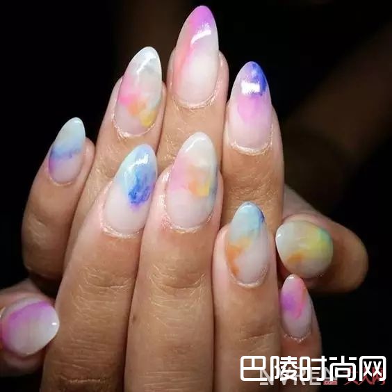水彩元素美甲_十大春季流行美甲，快来为你的指甲换新装！