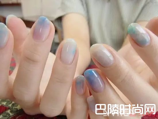 水彩元素美甲_十大春季流行美甲，快来为你的指甲换新装！