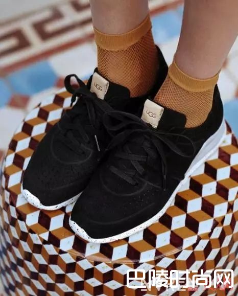 UGG各种鞋款_UGG变成仙女鞋了？居然还能配礼服裙穿