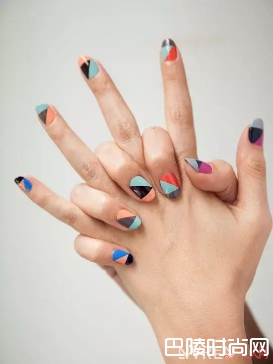 几何拼接元素美甲_十大春季流行美甲，快来为你的指甲换新装！