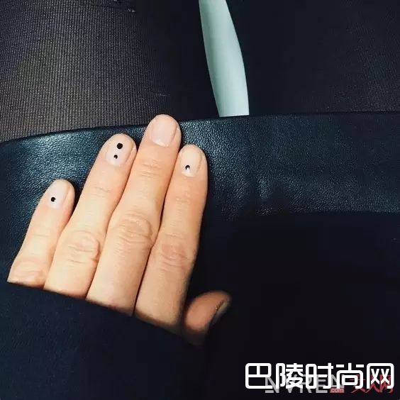 线条元素美甲_十大春季流行美甲，快来为你的指甲换新装！