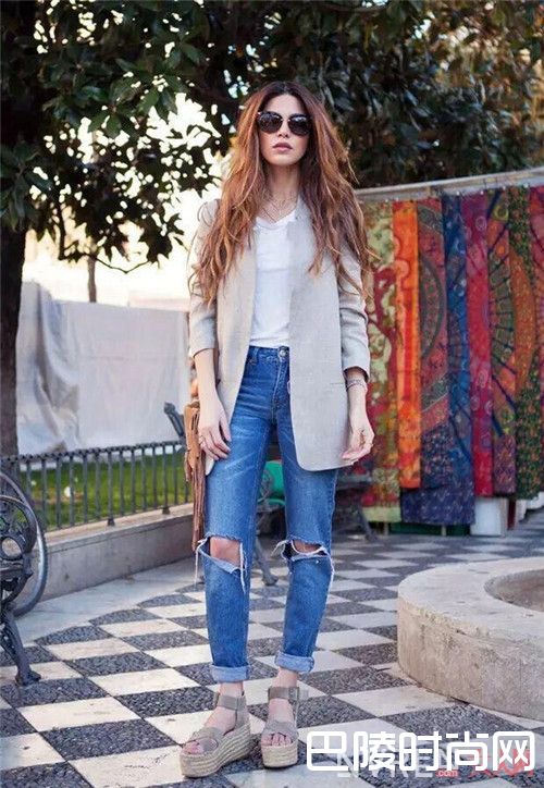 白Tee搭配什么更有型_春季内搭:白色T恤怎么搭配才更时尚?街拍达人告诉你答案