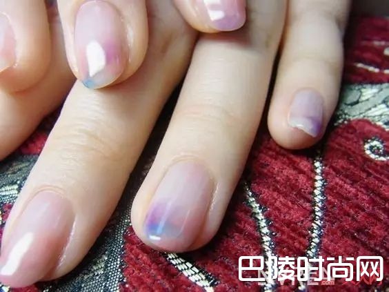 水彩元素美甲_十大春季流行美甲，快来为你的指甲换新装！
