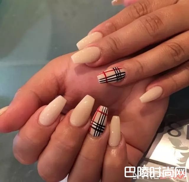 BURBERRY美甲_做一款Gucci、Valentino、Chanel限量款美甲，才配得上我攒钱买的包包