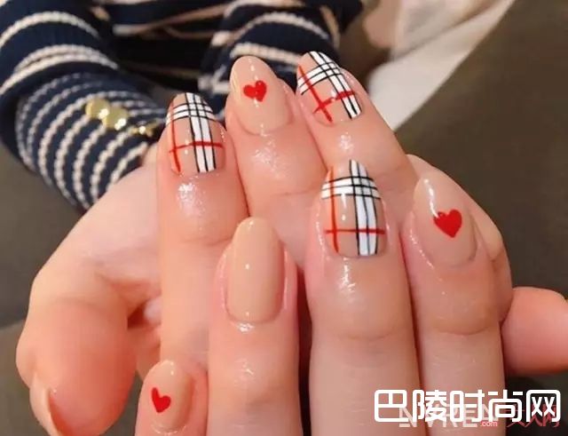 BURBERRY美甲_做一款Gucci、Valentino、Chanel限量款美甲，才配得上我攒钱买的包包