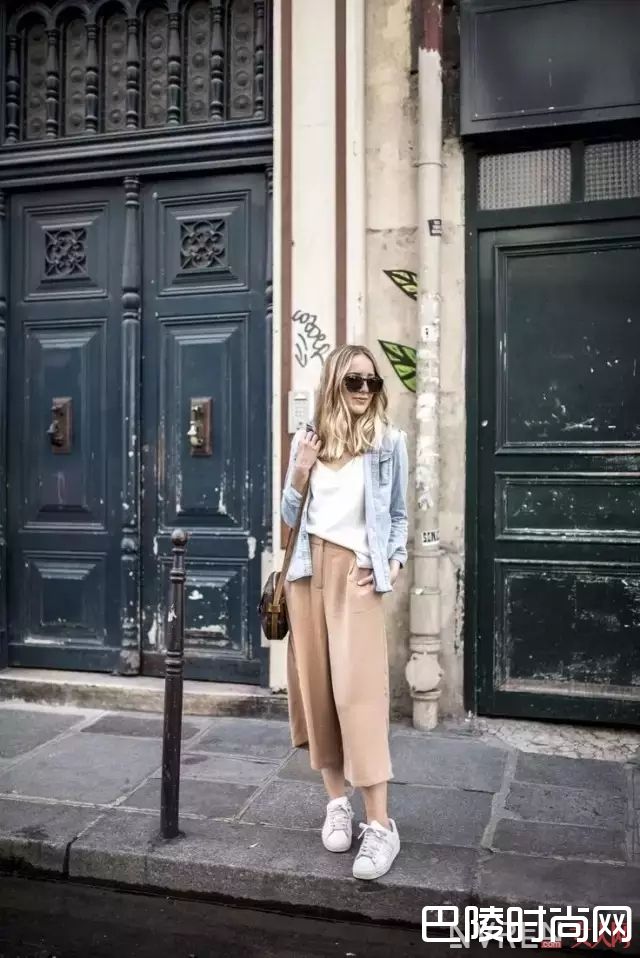 阔腿裤配小白鞋_最时髦的阔腿裤穿不好，很可能是你不会搭鞋子！
