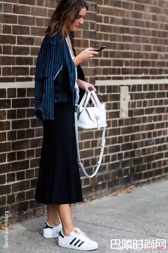 阔腿裤配小白鞋_最时髦的阔腿裤穿不好，很可能是你不会搭鞋子！