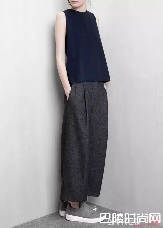 阔腿裤配一脚蹬_最时髦的阔腿裤穿不好，很可能是你不会搭鞋子！