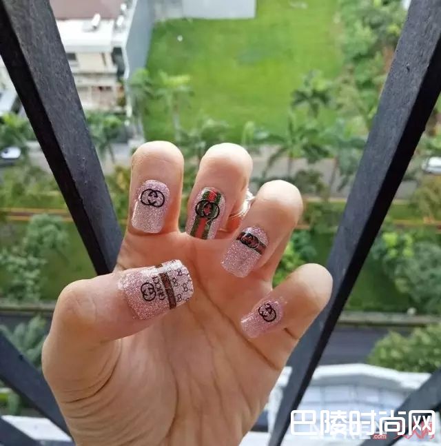 Gucci美甲_做一款Gucci、Valentino、Chanel限量款美甲，才配得上我攒钱买的包包