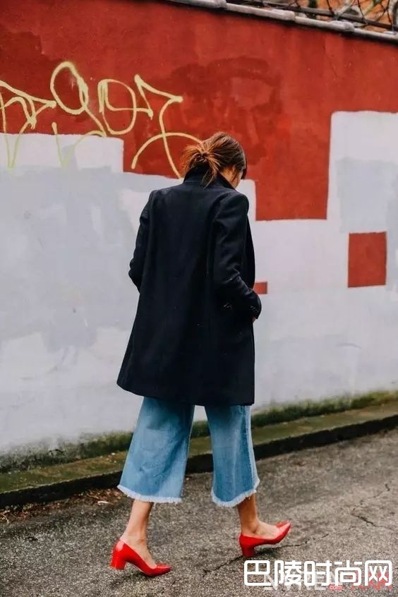阔腿裤配粗跟鞋_最时髦的阔腿裤穿不好，很可能是你不会搭鞋子！