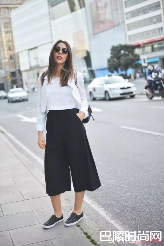 阔腿裤配一脚蹬_最时髦的阔腿裤穿不好，很可能是你不会搭鞋子！