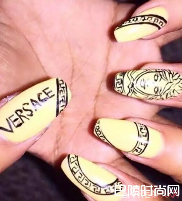 VERSACE美甲_做一款Gucci、Valentino、Chanel限量款美甲，才配得上我攒钱买的包包