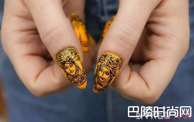 VERSACE美甲_做一款Gucci、Valentino、Chanel限量款美甲，才配得上我攒钱买的包包