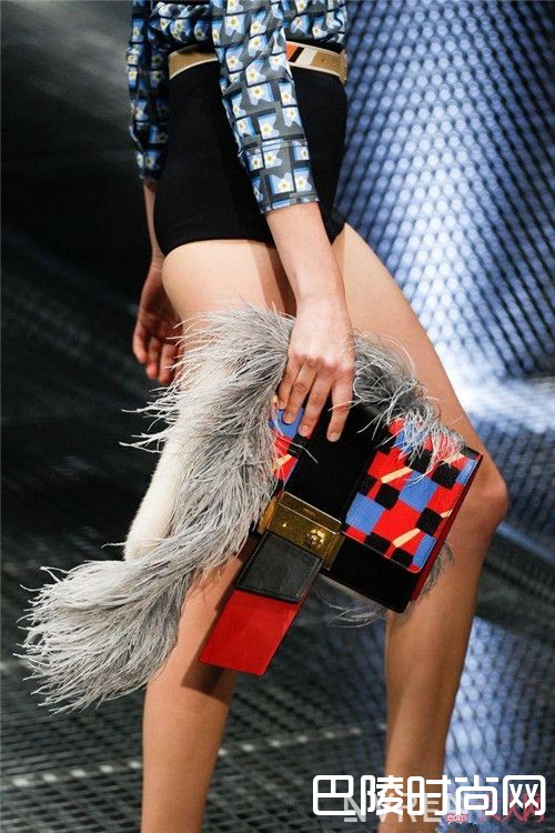 PRADA RIBBON包包简介_2017买什么包包潮流?这10款包买哪个都不会错!