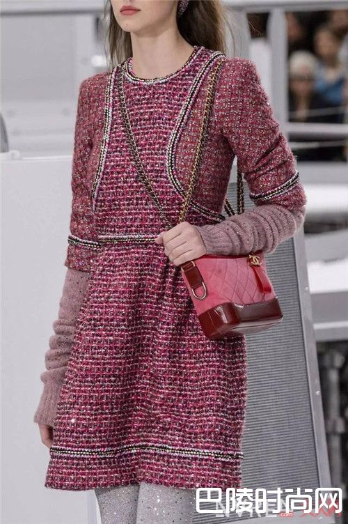 Chanel Gabrielle包包有几种背法_2017买什么包包潮流?这10款包买哪个都不会错!