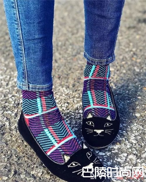 绚丽的彩色中筒袜_今年最in的袜子 帮你轻松摆出凹造型