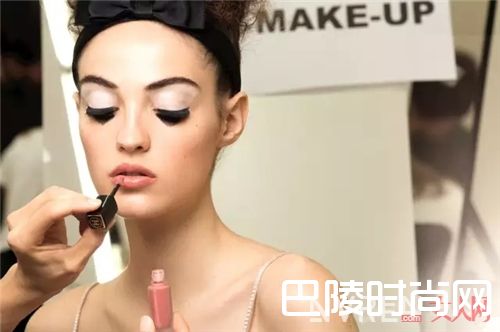 Chanel炫亮印记魅力唇釉_2017唇釉当道 这些火爆了的唇釉你有几个？