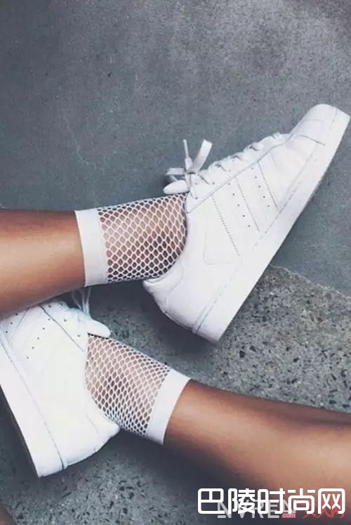 今年最热的渔网袜_今年最in的袜子 帮你轻松摆出凹造型