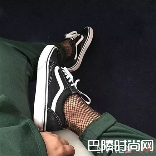 今年最热的渔网袜_今年最in的袜子 帮你轻松摆出凹造型