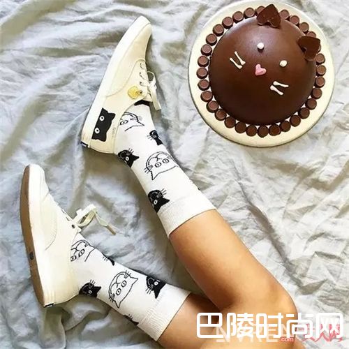 绚丽的彩色中筒袜_今年最in的袜子 帮你轻松摆出凹造型