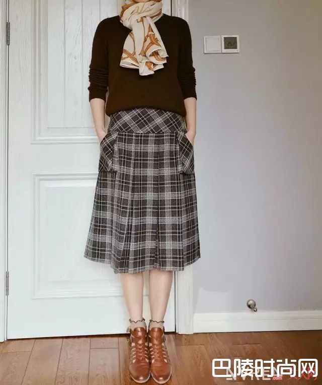 毛衣配半裙_半身裙的上面穿什么，照搬就能穿出高分