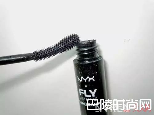 刷出根根分明的睫毛_比整容还狠的变美小窍门，你get了吗？