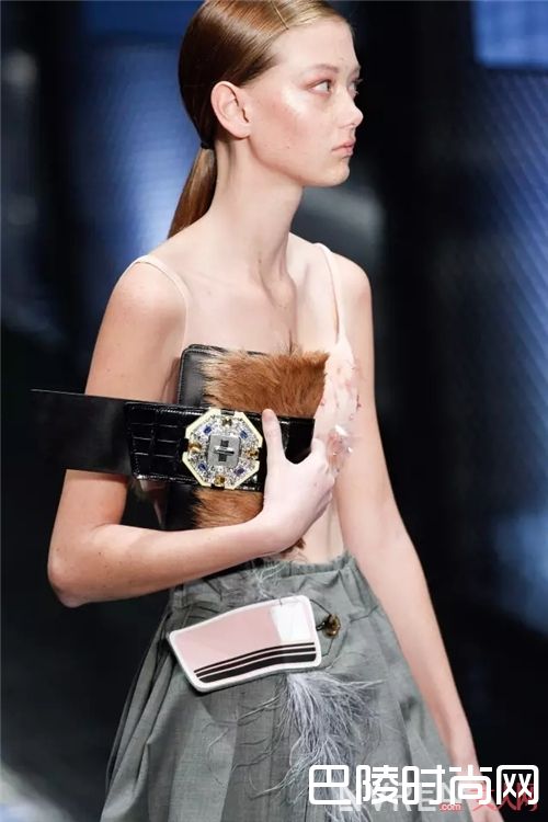 Prada包包推荐_今年要流行的这些包包 我都帮你找好了!