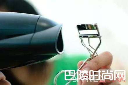 睫毛卷翘一整天_比整容还狠的变美小窍门，你get了吗？