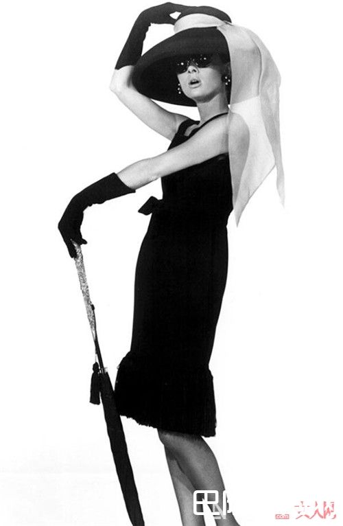 小黑裙介绍_这是女生衣橱必备单品 成为女神的必需品你有几件