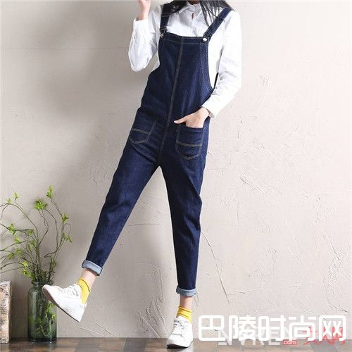 背带裤介绍_裤子不好搭配？那是因为你没有选正确的基础款