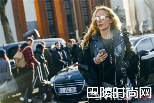 反光太阳镜搭配_“空手”出门才叫时尚 这些简单搭配你懂吗？