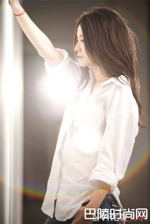 白衬衫介绍_这是女生衣橱必备单品 成为女神的必需品你有几件