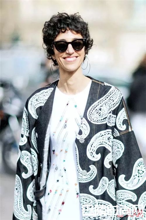 大圆圈耳环怎么戴_时髦又瘦脸 今年最火的3款耳环正在向你招手