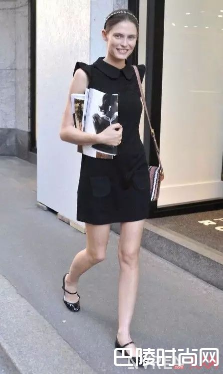 连衣裙+黑色平底鞋_入一款万能鞋，你的所有美美春装都和它绝配！