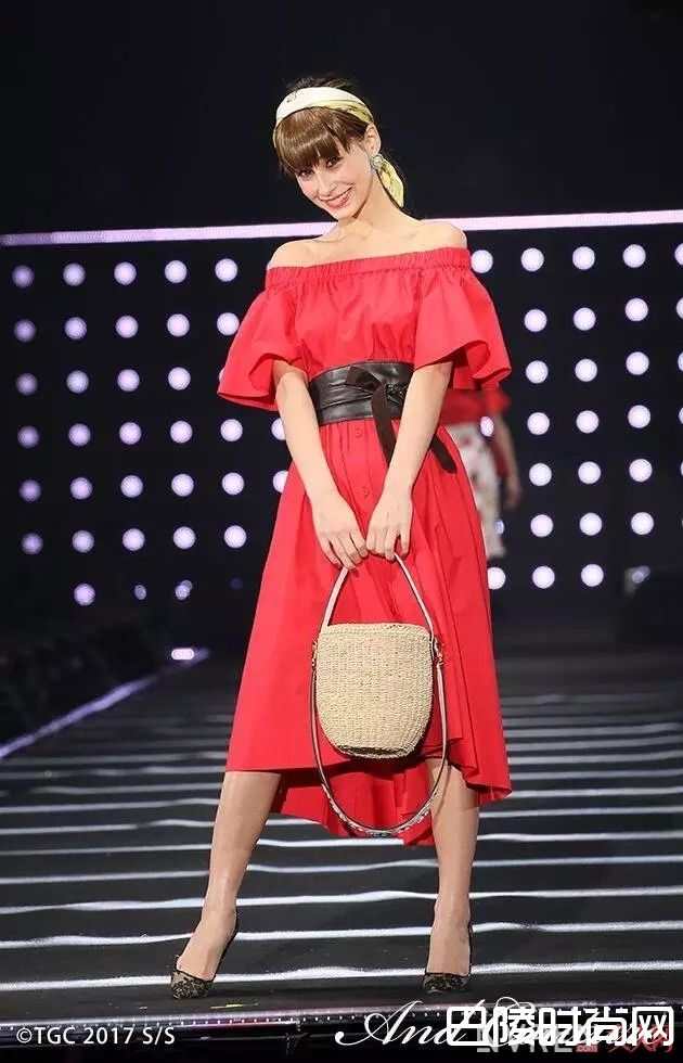 流行腰封_看这些模特明星,一秒Get今年岛国四大流行热点!