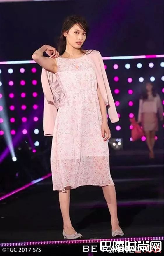 流行粉色_看这些模特明星，一秒Get今年岛国四大流行热点！