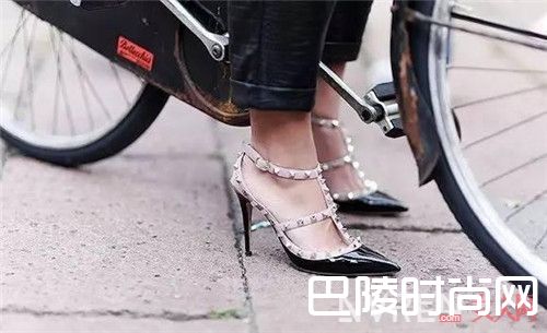 铆钉高跟鞋怎么搭配是典范_女人一生必须拥有的四款高跟鞋 你都收集齐了吗？