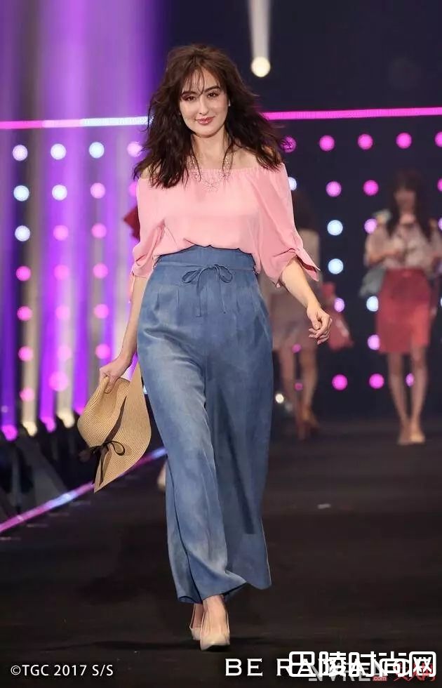 流行粉色_看这些模特明星，一秒Get今年岛国四大流行热点！