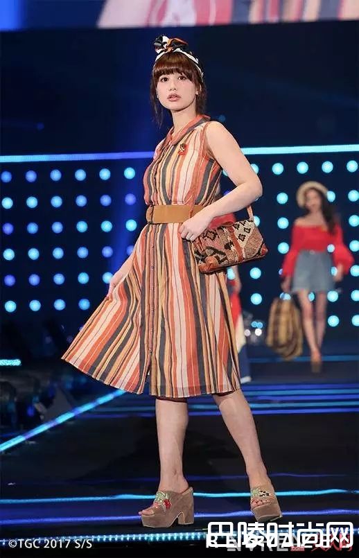 流行鲜艳的条纹_看这些模特明星，一秒Get今年岛国四大流行热点！