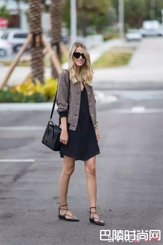 连衣裙+黑色平底鞋_入一款万能鞋，你的所有美美春装都和它绝配！