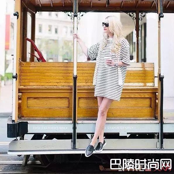 连衣裙+黑色平底鞋_入一款万能鞋，你的所有美美春装都和它绝配！