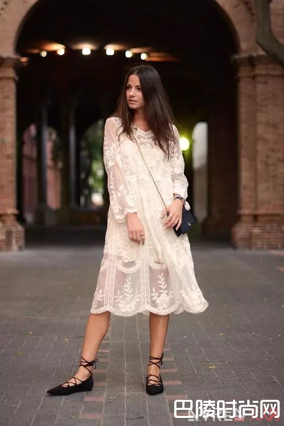 连衣裙+黑色平底鞋_入一款万能鞋，你的所有美美春装都和它绝配！