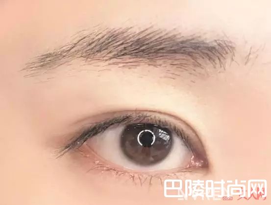眉毛不对称怎么办_如何让五官看起来更精致？原来秘诀在这里！